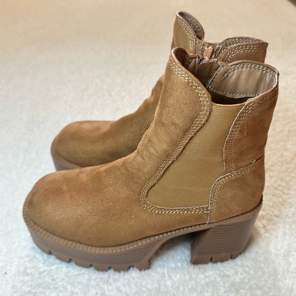 Chunky Retro Boots - Picture 1 of 3